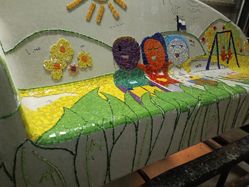 De Social Sofa met kleurrijke mozaiekfiguren